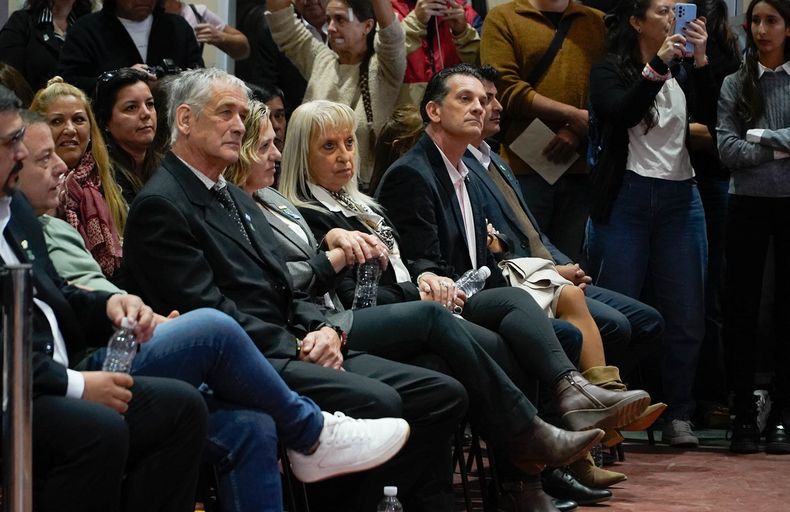 Concejales en primera fila.