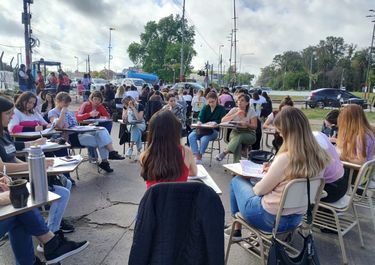 Clases públicas en La Plata en defensa de las universidades.