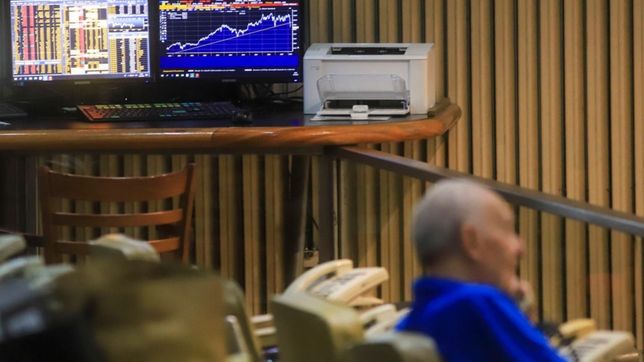 dolar caliente, pleno al peso y torniquete: los riesgos de apretar mas el cepo