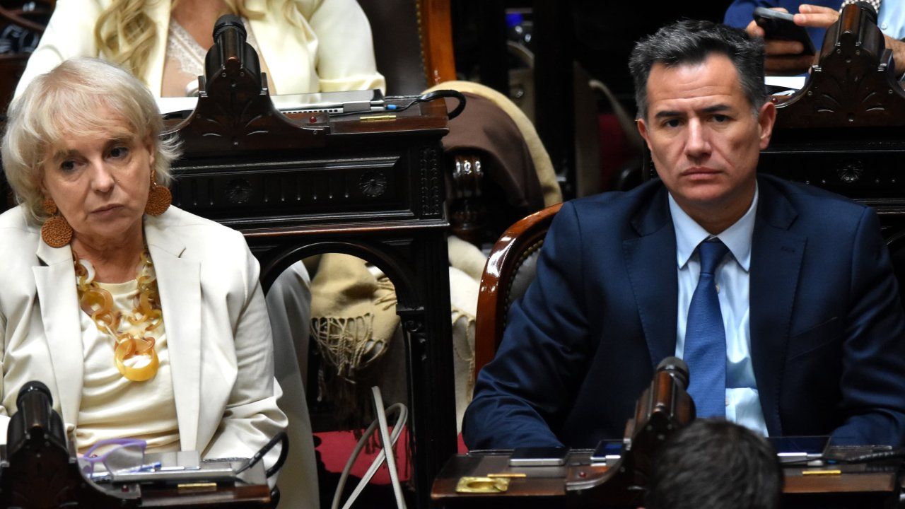 Silvana Giúdici, cercana a Patricia Bullrich, junto a Gabriel Bornoroni, diputados de La Libertad Avanza. Se votó la ley de medicamentos de alto costo que complica a Mario Lugones.&nbsp;
