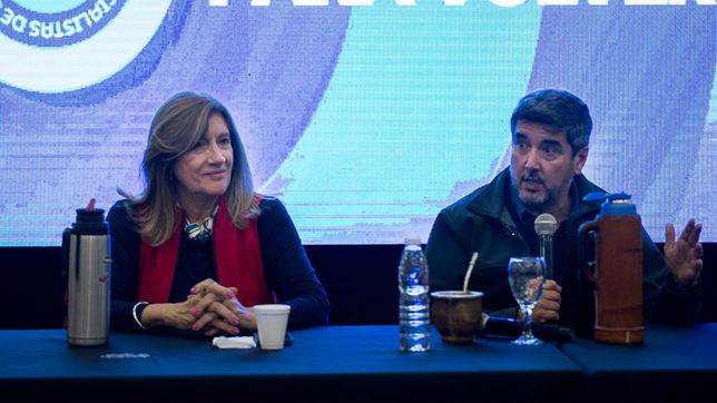Rosario Romero y Adrian Fuertes, en un encuentro de intendentes.
