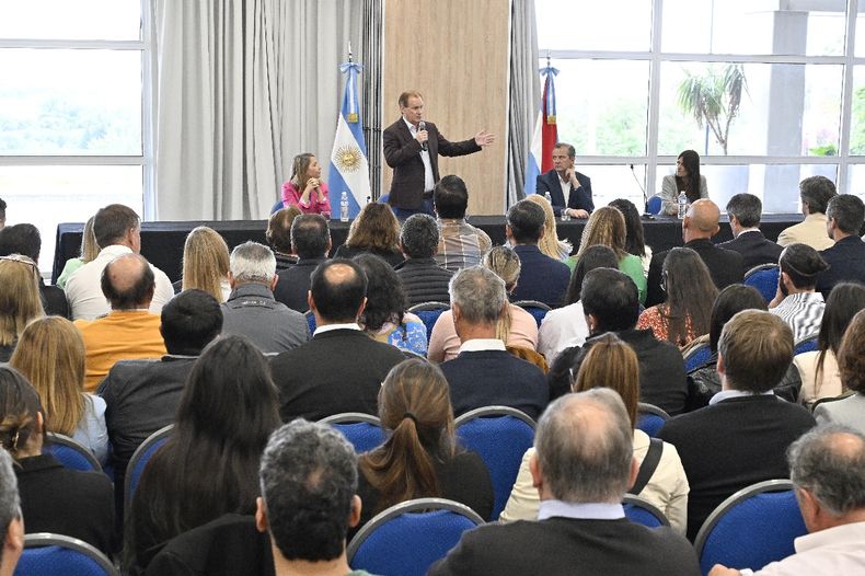 Bordet encabezó el encuentro junto la vicegobernadora Laura Stratta; la intendenta de Villaguay, Claudia Monjo, el titular de Aduanas, Guillermo Michel, y el secretario de Agricultura, Juan José Bahillo.