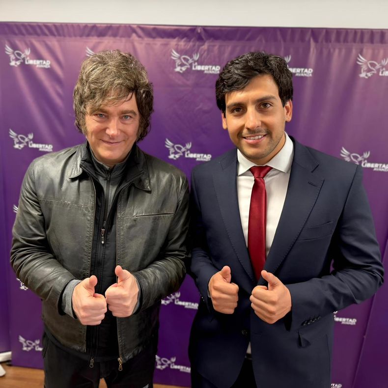 El flamante diputado electo de la Provincia de la Rioja, Gino Visconti, junto a el presidente Javier Milei.