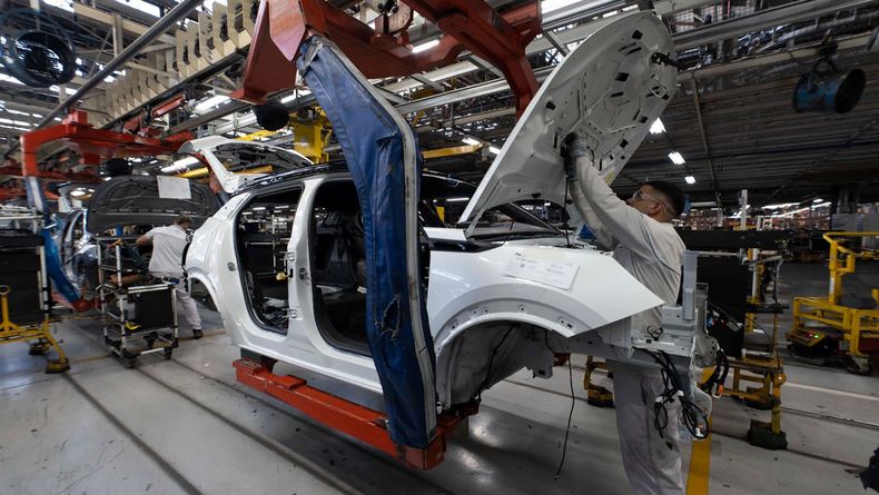 Javier Milei entrega el mercado local a los autos importados