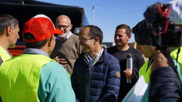 Bono y aumento del básico: el intendente de Bolívar se sumó al salvataje