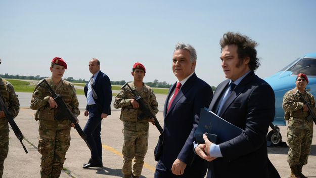 Martín Llaryora recibe a Javier Milei en el aeropuerto Córdoba