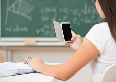 El uso de celulares en las escuelas de la Ciudad de Buenos Aires eje de una discusión clave.