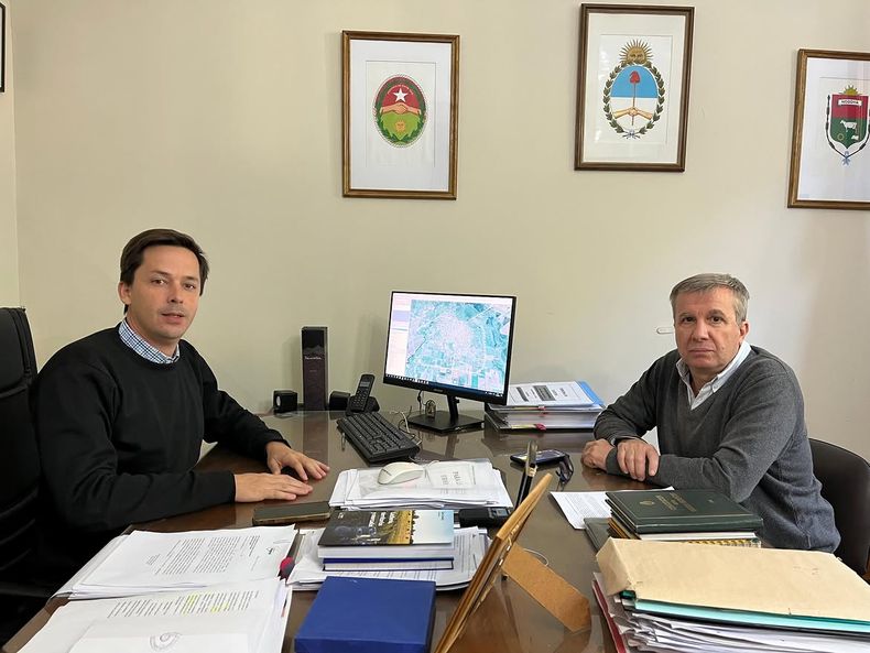 Bernardo Schneider, intendente de Nogoyá, Entre Ríos, con su nuevo secretario de Gobierno, Beltrán Lora.