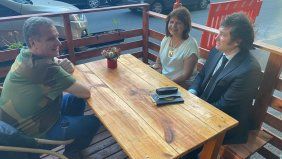 Los coqueteos de Bullrich y Milei tensionan hacia la derecha a Juntos por el Cambio.
