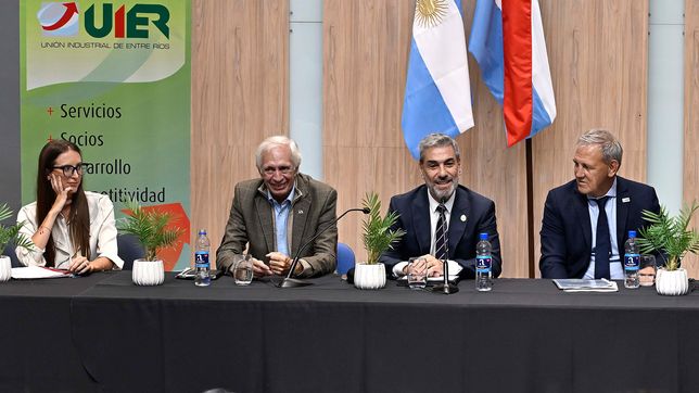Josefina Senger (secretaria UIER), Guillermo Bernaudo (ministro de Desarrollo Económico de Entre Ríos), Fabian Boleas (ministro Hacienda y Finanzas de Entre Ríos) y Gabriel Bourdin (presidente UIER).