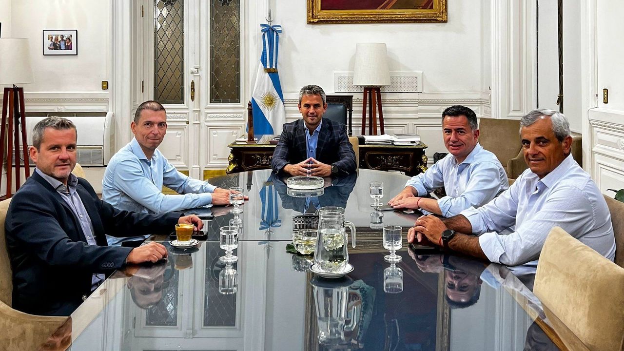 Martín Menem y Gabriel Bornoroni con los tres radicales violetas, que se suman a La Libertad Avanza.   