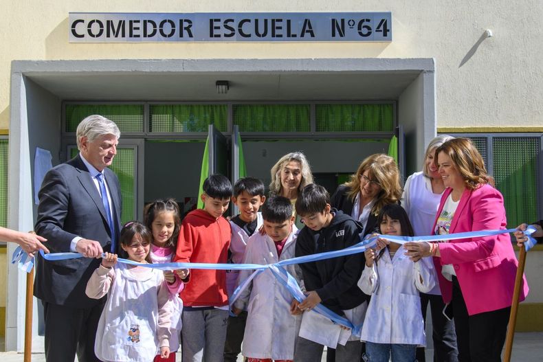 El gobernador Ziliotto durante una inauguraci&oacute;n educativa de estos d&iacute;as en General Pico, con las vernistas Alicia Mayoral y Fernanda Alonso.