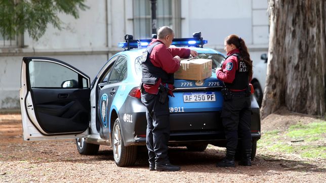 Peritos trabajan en la escena del crimen de Pablo Barbieri, el militante de Javier Milei apuñalado en Palermo.