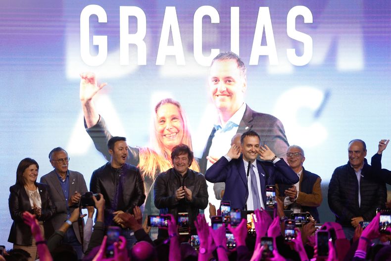 Gracias, con la foto de Adorni y Karina. (Victoria Gesualdi)