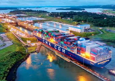 Buque neopanamax en el canal de Panamá.