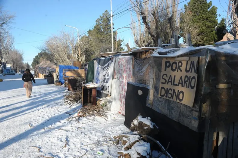 El acampa en la Casa de Gobierno de Río Gallegos se hizo visible y se sostuvo pese al frío extremo.