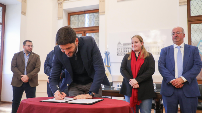 El gobernador Maximiliano Pullaro se esfuerza por seguir desde lejos el debate de la reforma constitucional.