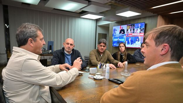 Sergio Massa, con dirigentes del interior bonaerense en sus oficinas de Avenida Libertador