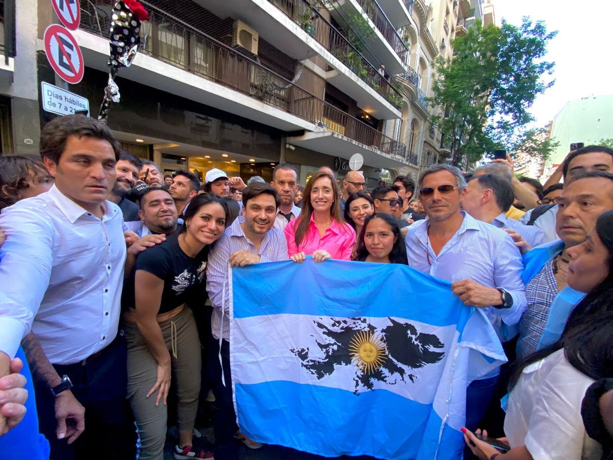 Victoria Villarruel en el último acto callejero en la Ciudad de Buenos Aires, antes de partir a Córdoba para ultimar detalles sobre la fiscalización del domingo.&nbsp;