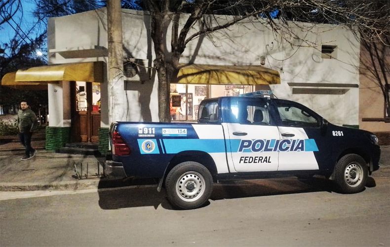El operativo de la Policía Federal en el local comercial cannábico, en Santa Rosa, capital de La Pampa. FOTO: www.radiokermes.com