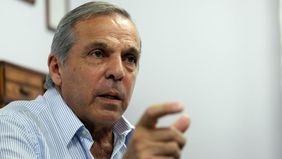 Jorge Sapag presenta un libro sobre Vaca Muerta en Neuquén.