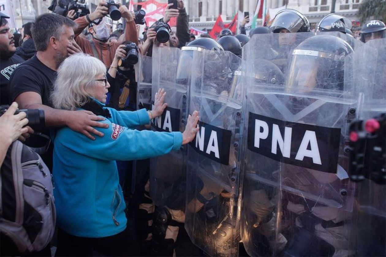Represión en una marcha de jubilados contra las políticas de ajuste de Javier Milei.