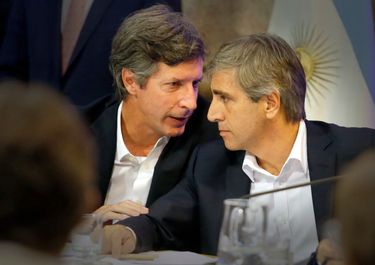 Toto Caputo con y el titular del Banco Central, Santiago Bausili, dieron marcha atrás para bajar las tasas. Toto Caputo con y el titular del Banco Central, Santiago Bausili, dieron marcha atrás para bajar las tasas.