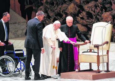 Jorge Bergoglio en una audiencia con silla de ruedas y bastón