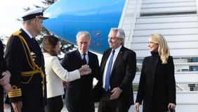 El Presidente llegó a Francia y se reúne de nuevo con Macron