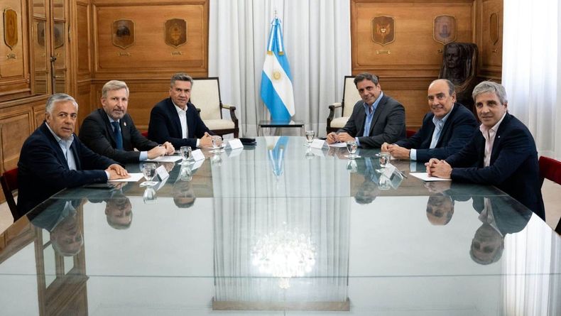 Los gobernadores de Chaco, Leandro Zdero; de Mendoza, Alfredo Cornejo, y de Entre Ríos, Rogelio Frigerio, en el encuentro con Lisandro Catalán, Guillermo Francos y Toto Caputo.