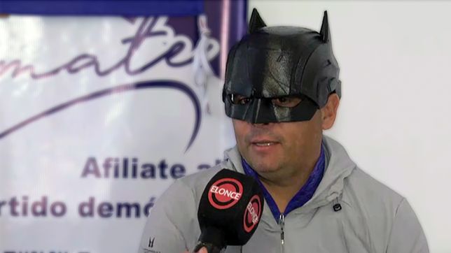 Andrés Laumann hizo campaña para la intendencia de Paraná en 2023 usando la máscara de Batman.