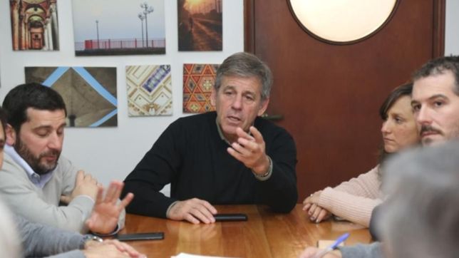 transicion santafesina: jaton corre a corral con los numeros rojos del municipio