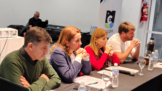 El intendente Rodrigo Buteler en la reunión por la vuelta al Tren del Valle. Intendencias de Río Negro se enfrentan a libertarios.