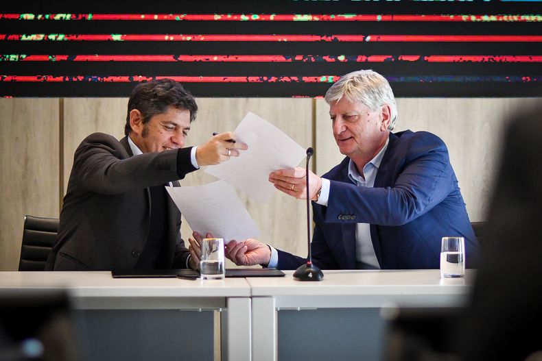Los gobernadores de La Pampa, Sergio Ziliotto y de Buenos Aires, Axel Kicillof, rubricaron acuerdos y mostraron que están parados en la misma vereda. FOTO: www.radiokermes.com