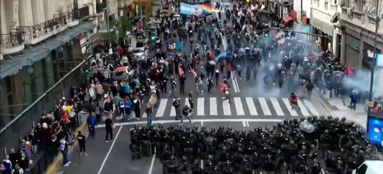 Tensión frente al Congreso: la policía avanza contra las hinchadas y jubilados