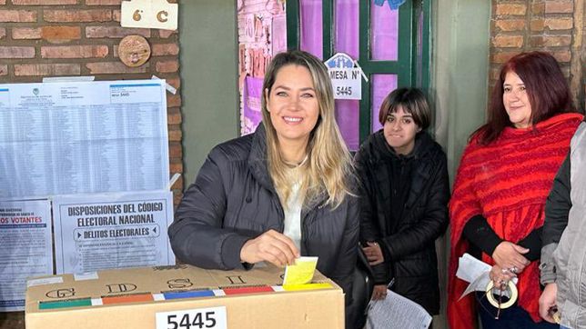 Carolina Losada emitiendo su voto