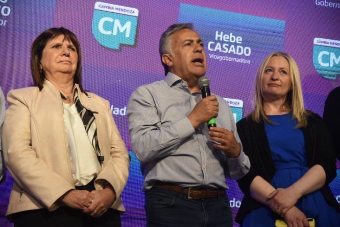 Alfredo Cornejo festejó con Patricia Bullrich en el escenario.