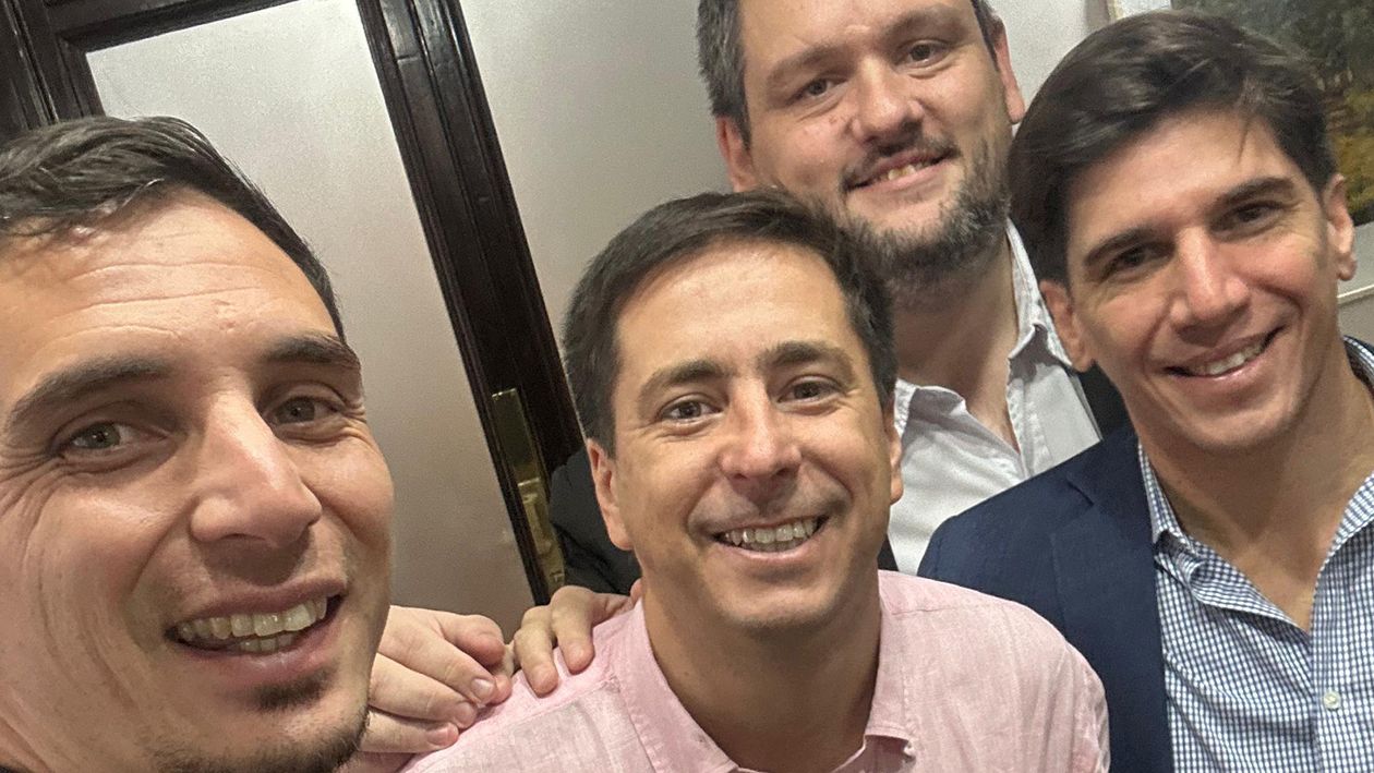 Dirigentes de la agrupación con Mauricio Colello.