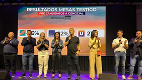 El intendente Pablo Javkin y la troupe de Unidos en Rosario, en el escenario del 13A.