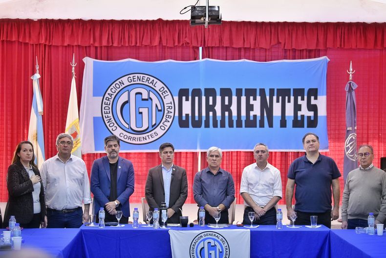 Kicillof y la comitiva bonaerense en la CGT de Corrientes.&nbsp;
