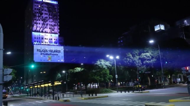 gray lo hizo otra vez: saludo a evita con mensaje para maximo k.