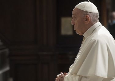 Jorge Bergoglio en oración