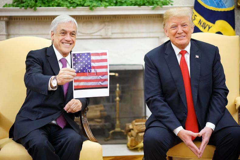 La foto, tomada en septiembre de 2018 en la Casa Blanca, es inolvidable: el entonces presidente Sebastián Piñera endulzó a Donald Trump, quien conducía su primer mandato, mostrándole que la bandera de Chile era un pedacito minúsculo de la de los Estados Unidos.