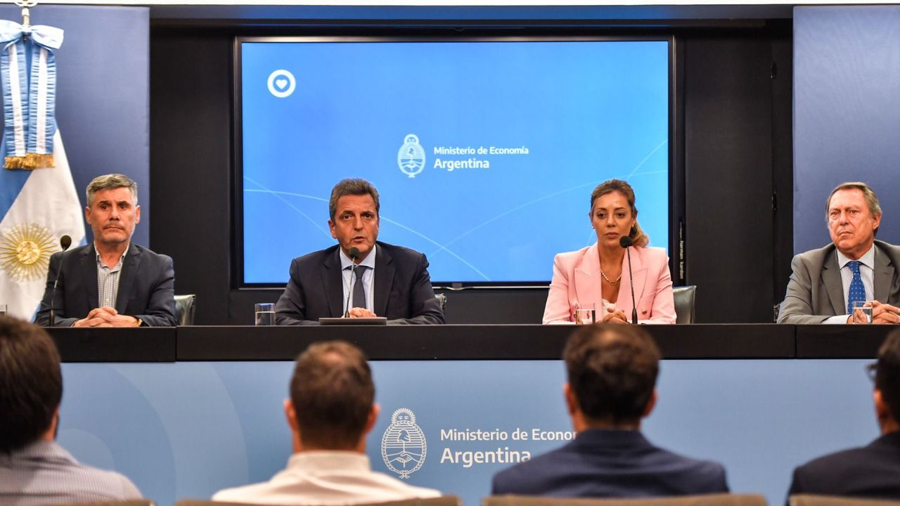El ministro de Economía, Sergio Massa, anuncia la intervención de Edesur