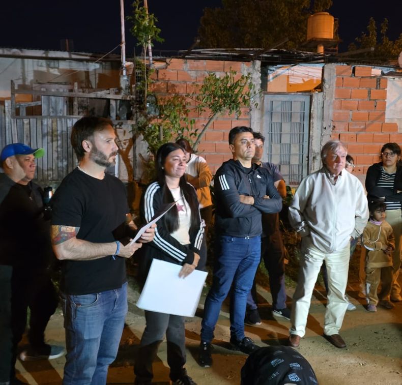 Azcué junto a la candidata a diputada Eliana Lagraña y al candidato a diputado Andrés Laumann, en una recorrida por los barrios de Concordia.