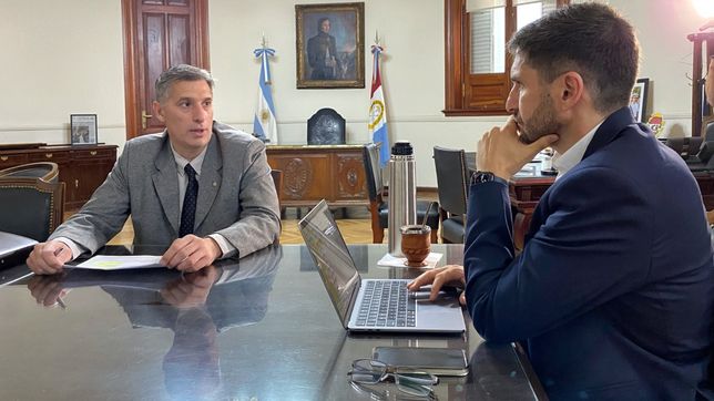 El gobernador de Santa Fe, Maximiliano Pullaro, junto a su ministro de Economía, Pablo Olivares