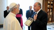 El papa León XIV dialoga con el canciller argentino Gerardo Werthein