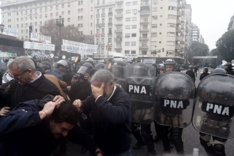 Represión frente al Congreso durante el tratamiento de la ley Bases de Javier Milei.