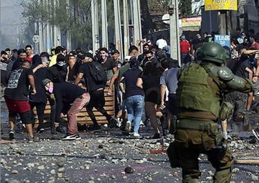 El fracaso del modelo chileno contra la pandemia reactiva el conflicto social