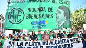Los gremios bonaerenses negocian con Kicillof pero la apuntan a Milei&nbsp;